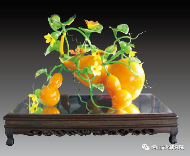 了艺缘阁公司,这家公司最初只有百十平米,以经营博山琉璃工艺品为主