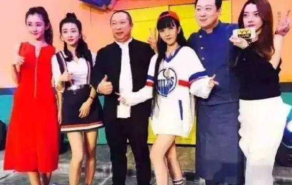 微凉自称是团座的备胎,两人已见面怀孕了?丸子去日本旅游,团座来微凉这里豪刷!!;崔阿扎、夏可可、鳕熊离开YY美颜原来是这个样子!-怀孕期