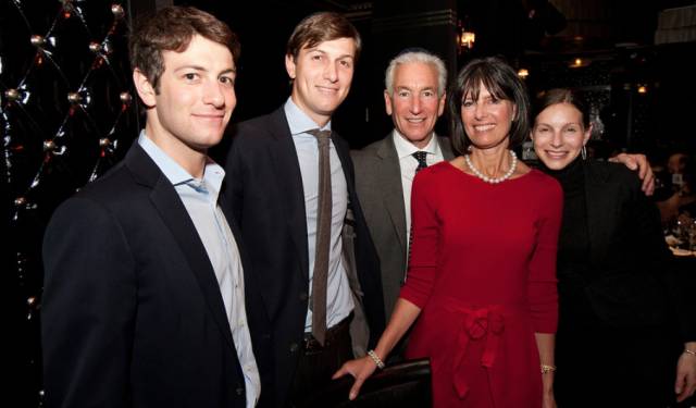 (从左至右分别是弟弟Josh、贾瑞德、父亲查尔斯、母亲Seryl以及姐姐Nicole。）