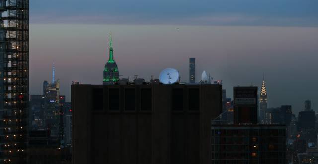 (长线大厦楼顶的卫星接收设备。图片来源于theintercept.com.com，版权属于原作者)