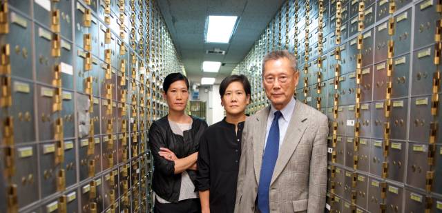 (孙启诚和大女儿、二女儿。图片来源：Kartemquin Films, 版权属原作者所有。)