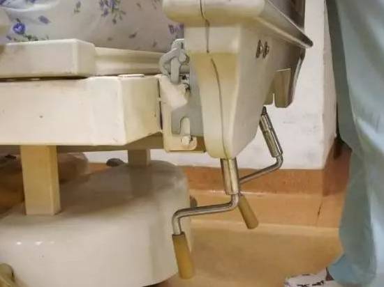 病床怎么摇起来安全使用病床五知道_https://www.jmylbn.com_新闻资讯_第5张