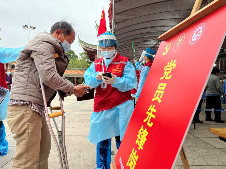 小榄疫线党旗别样红