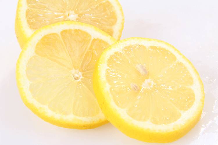 2.倒入100g蜂蜜,轻轻放在柠檬切面上.