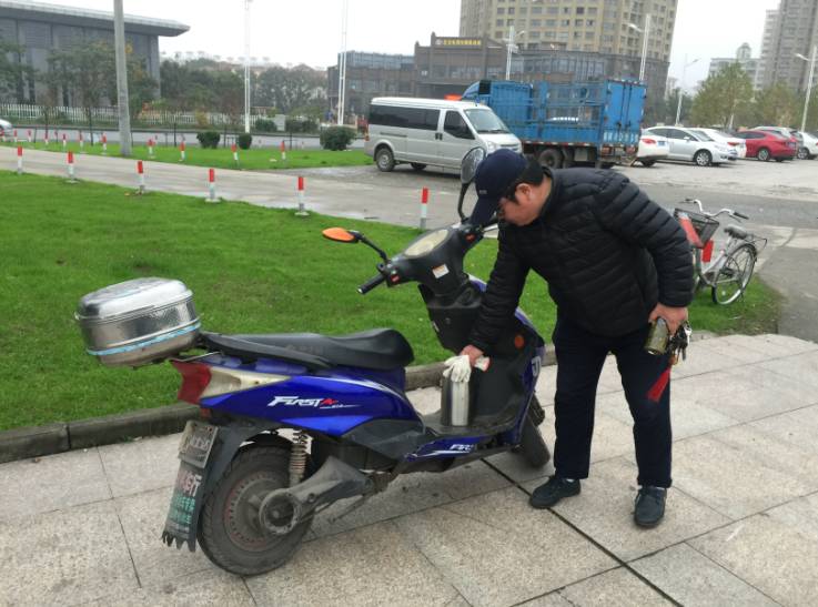 13年来 他在南京长江大桥边上拦下323个自杀者