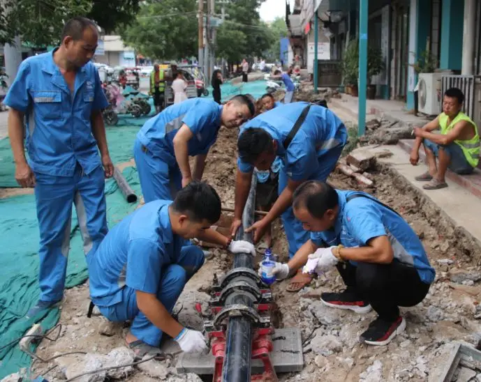 供水员工苦守岗亭 不辞辛劳献礼国庆