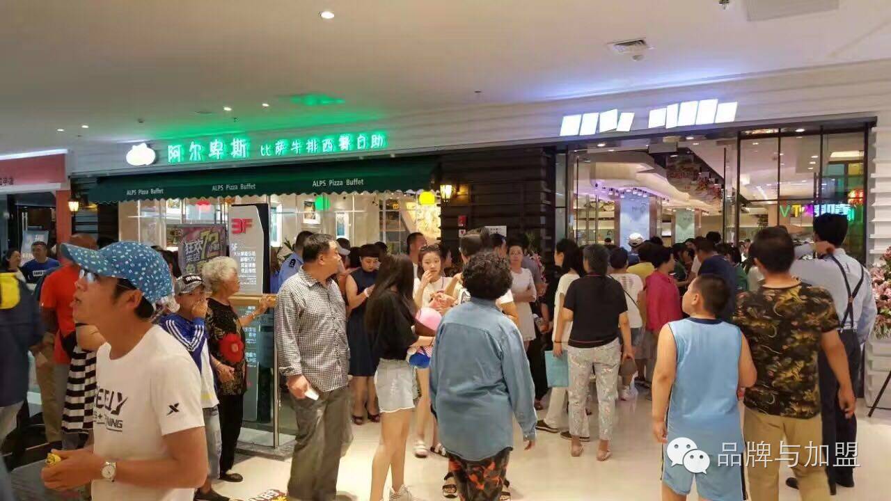 阿尔卑斯自助餐加盟 一家普通的自助披萨店，人们为何愿意排出店外好几米？