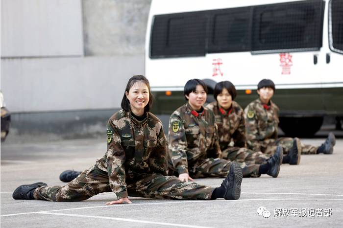 这名女武警上尉英姿飒爽身怀绝技