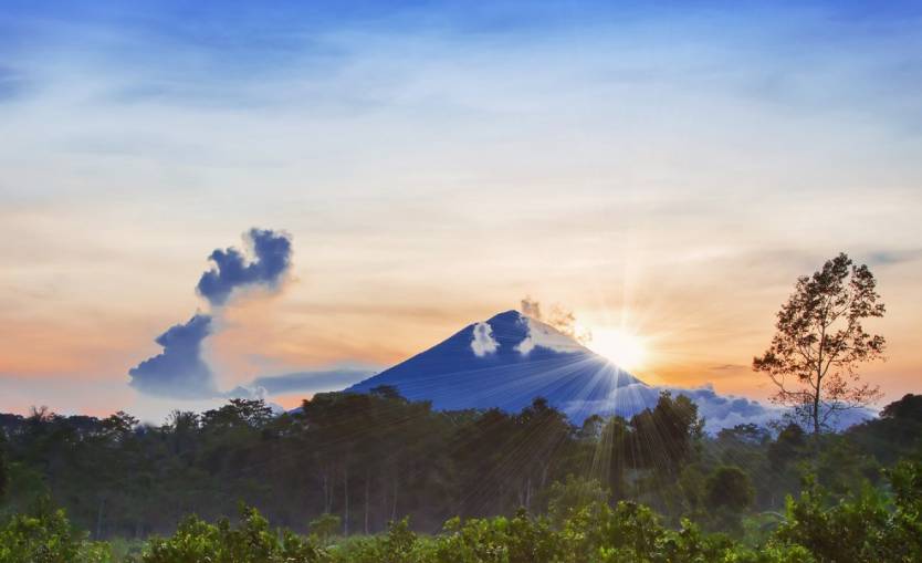 恐怖災難來臨，1.7萬中國人被困，天崩地裂人人絕望！這時，天空「轟隆隆「飛來6架大飛機，把人們都看呆了！ 靈異 第9張