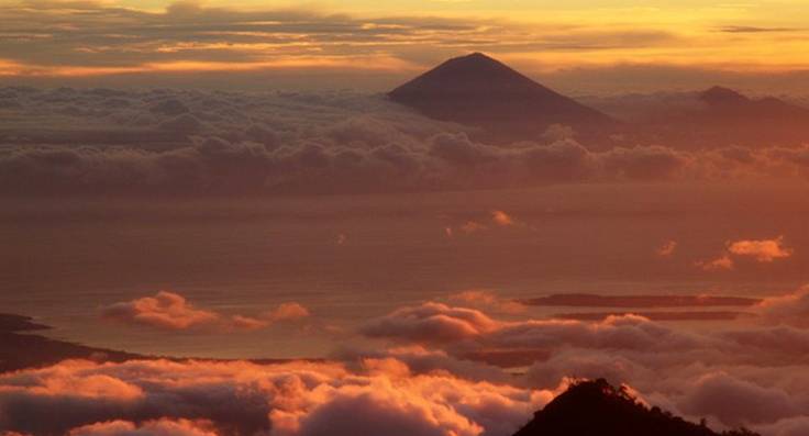 恐怖災難來臨，1.7萬中國人被困，天崩地裂人人絕望！這時，天空「轟隆隆「飛來6架大飛機，把人們都看呆了！ 靈異 第11張