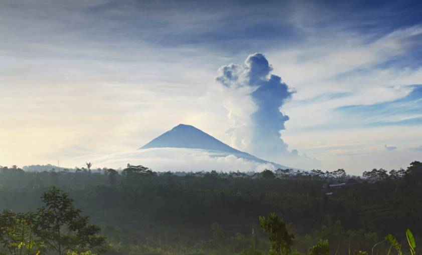 恐怖災難來臨，1.7萬中國人被困，天崩地裂人人絕望！這時，天空「轟隆隆「飛來6架大飛機，把人們都看呆了！ 靈異 第8張