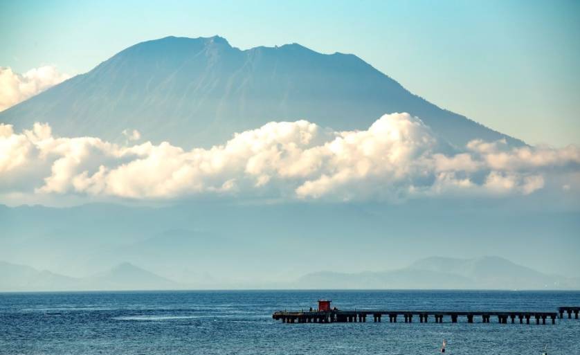 恐怖災難來臨，1.7萬中國人被困，天崩地裂人人絕望！這時，天空「轟隆隆「飛來6架大飛機，把人們都看呆了！ 靈異 第10張