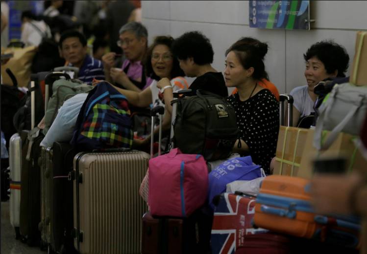 恐怖災難來臨，1.7萬中國人被困，天崩地裂人人絕望！這時，天空「轟隆隆「飛來6架大飛機，把人們都看呆了！ 靈異 第41張