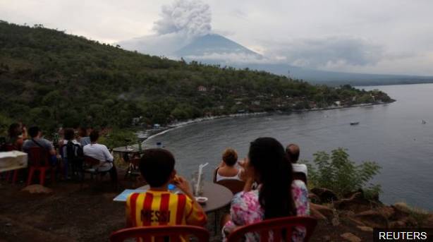 恐怖災難來臨，1.7萬中國人被困，天崩地裂人人絕望！這時，天空「轟隆隆「飛來6架大飛機，把人們都看呆了！ 靈異 第30張