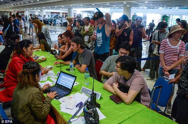 恐怖災難來臨，1.7萬中國人被困，天崩地裂人人絕望！這時，天空「轟隆隆「飛來6架大飛機，把人們都看呆了！ 靈異 第23張