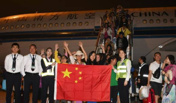 恐怖災難來臨，1.7萬中國人被困，天崩地裂人人絕望！這時，天空「轟隆隆「飛來6架大飛機，把人們都看呆了！ 靈異 第66張