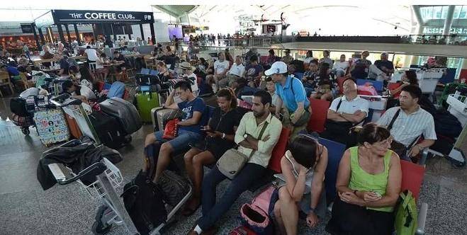 恐怖災難來臨，1.7萬中國人被困，天崩地裂人人絕望！這時，天空「轟隆隆「飛來6架大飛機，把人們都看呆了！ 靈異 第29張