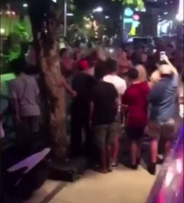 恐怖災難來臨，1.7萬中國人被困，天崩地裂人人絕望！這時，天空「轟隆隆「飛來6架大飛機，把人們都看呆了！ 靈異 第37張