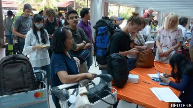 恐怖災難來臨，1.7萬中國人被困，天崩地裂人人絕望！這時，天空「轟隆隆「飛來6架大飛機，把人們都看呆了！ 靈異 第31張