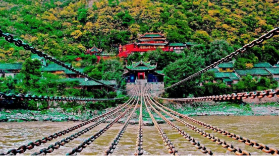 四川泸定桥此外,还有所谓吊桥,这是古代城池城门前的桥.