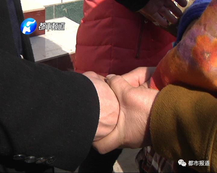 小学生煤气中毒未上学 老师临时家访救回一家三口