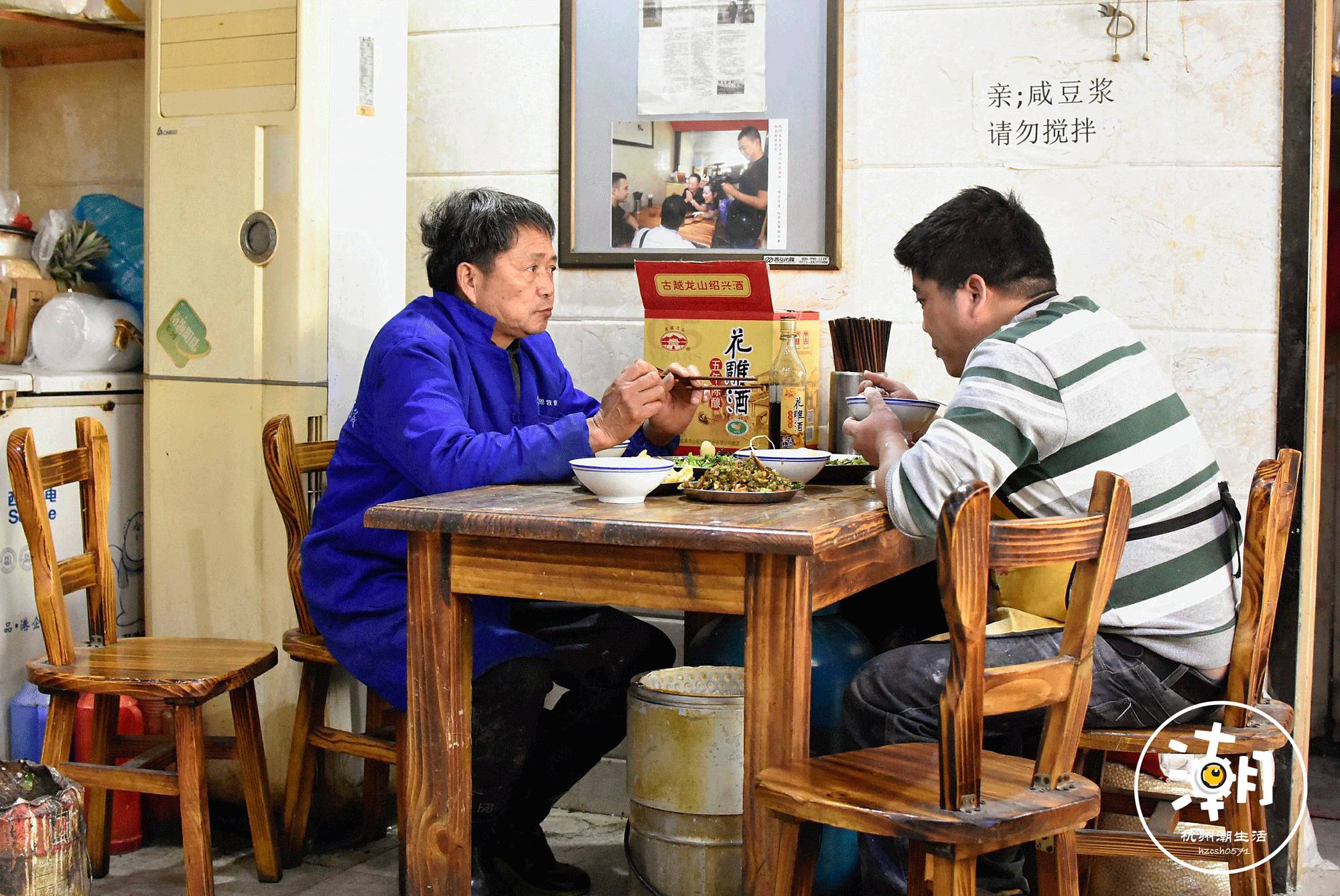 在杭州老巷子里开了26年,每天早上5点半就开始排队的网红早餐店,究竟