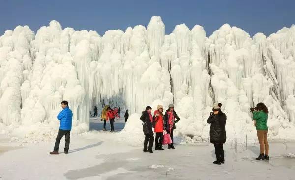 分第一滑雪场,第二滑雪场,雪魔方及狼牙山冰瀑,造雪面积达20余万平米