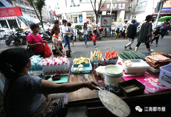 正在做最后一单生意的美甲店和空