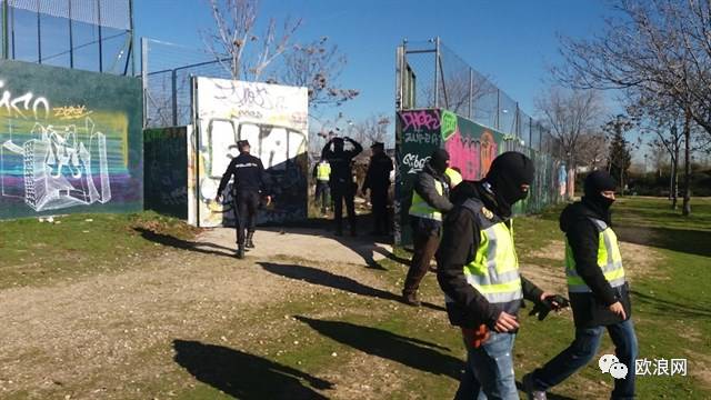 【欧浪网】反恐警方逮捕两名圣战分子  搜出四个AK-47弹夹