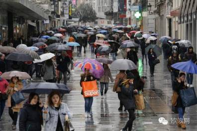 【欧浪网】不顾冬雨和低温 西班牙全民迎接“黑色周末”
