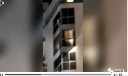 【欧浪网】父母失职险酿惨剧 阿里坎特5岁女童被困七楼窗外