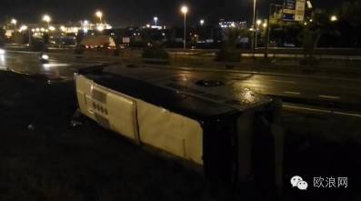 【欧浪网】巴塞罗那一旅游大巴翻车 3人伤势严重