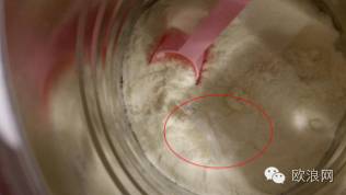 【欧浪网】西班牙奶粉竟然喝出塑料皮？