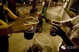 【欧浪网】醉酒致死少女所饮高度酒来自西班牙超市 当地部分政府官员却将矛头指向华人