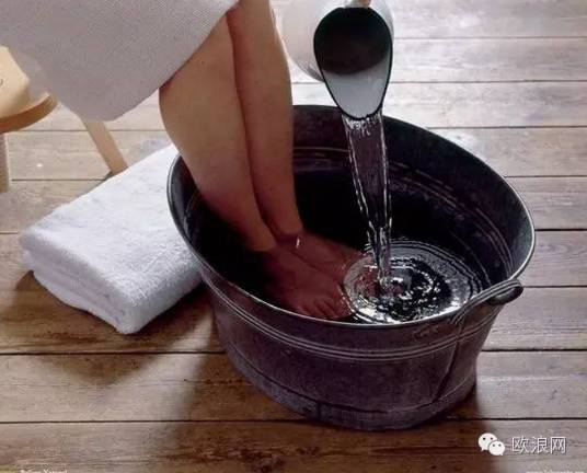 【实用】她往温水里滴了一些白酒！然后，效果惊呆了...