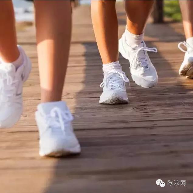 【健康】一男子日行3万步，现在他连小区门口都走不到…