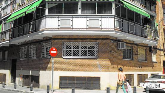 【欧浪网】华人女子半夜聚会将幼女独留家中险酿大祸 被警方逮捕