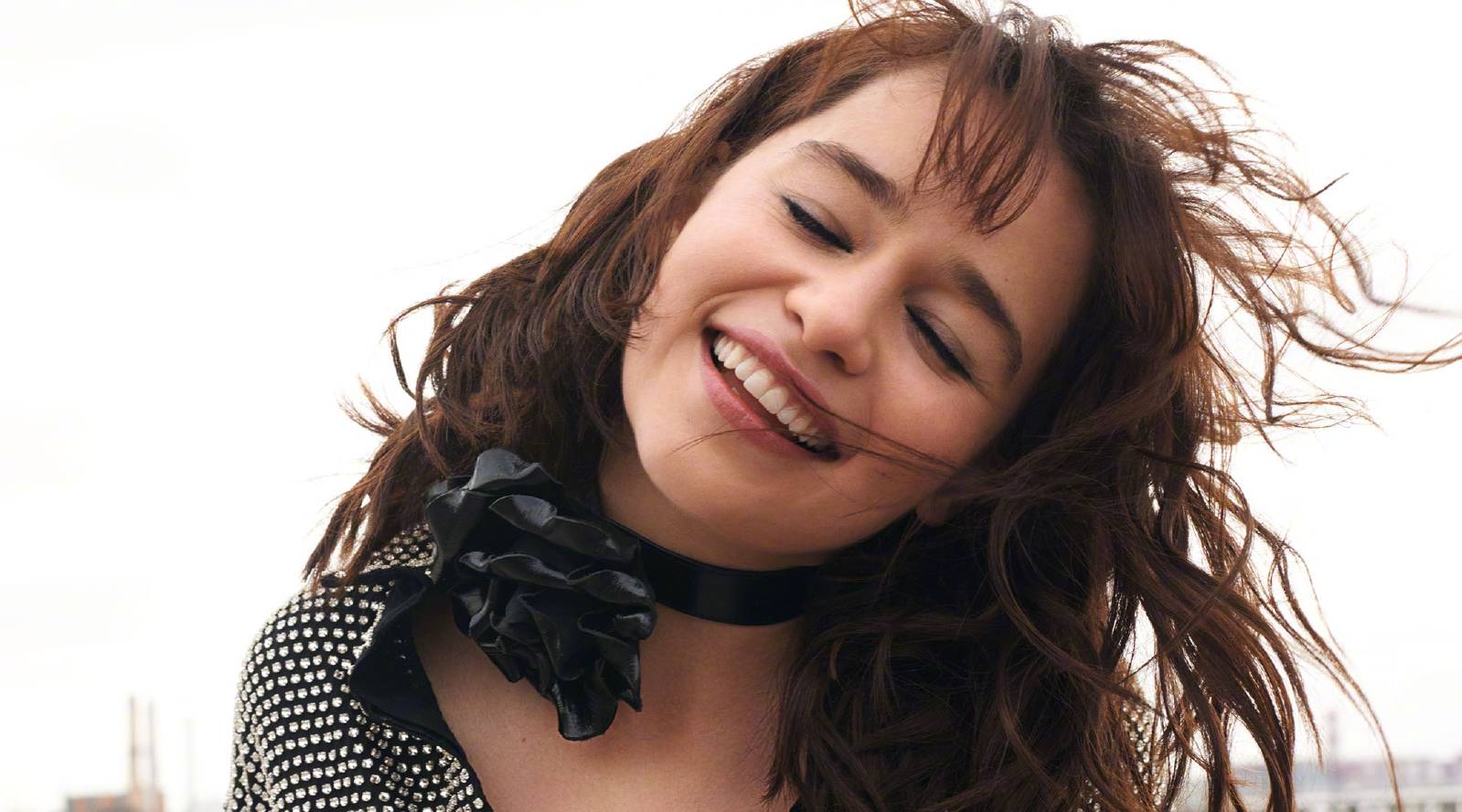 【VOGUE中国】“龙母”Emilia Clarke:荧幕王者 诙谐真我