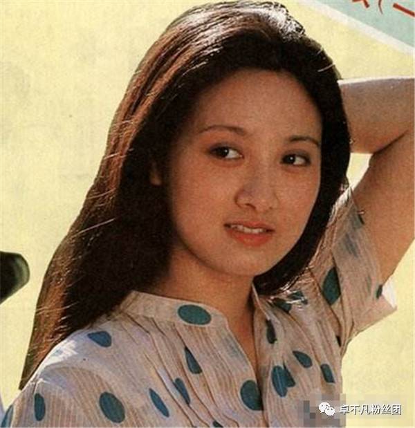 59岁邓婕无亲子,张国立儿子张默任性前途毁,还好2个干女儿很有出息