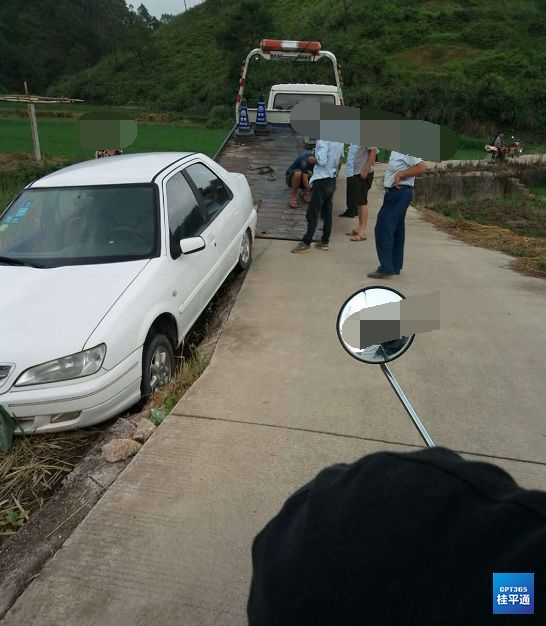 桂平油麻勒竹往平南六陈路段又一辆开落田!