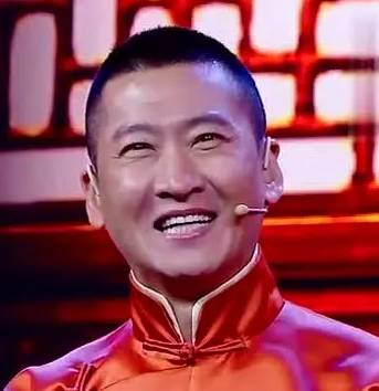 周杰扮孕妇嗨唱《大王叫我来巡山》 坐地铁被尿浇满身!