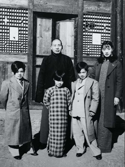 主政西康期间,刘文辉全家合影