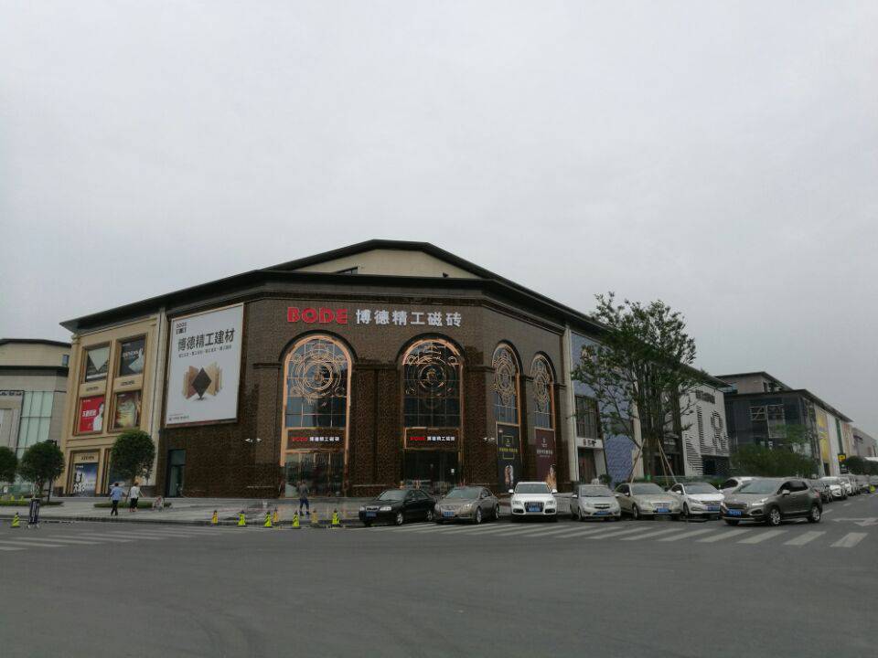 老牛说三进成都:北富森名品街的两匹陶瓷"黑马"