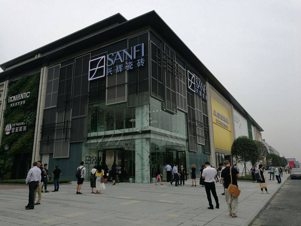 老牛说三进成都:北富森名品街的两匹陶瓷"黑马"