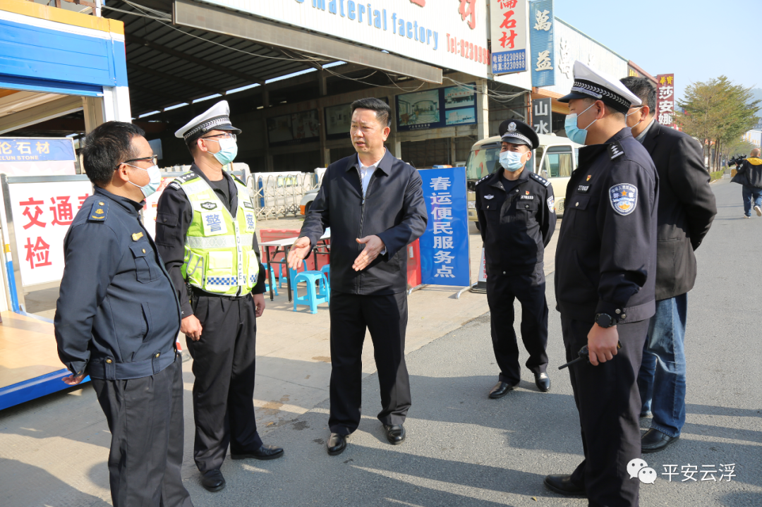 李雄光一行先后检查了云安区茶洞春运服务点,云城区振民亭春运执勤点