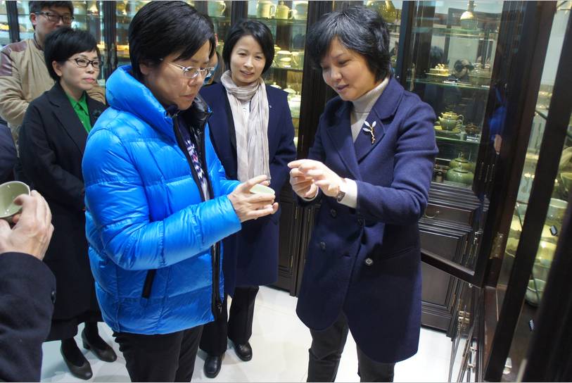 左一虞卡娜局长  左二梅亦市长 左三沈小贤副市长
