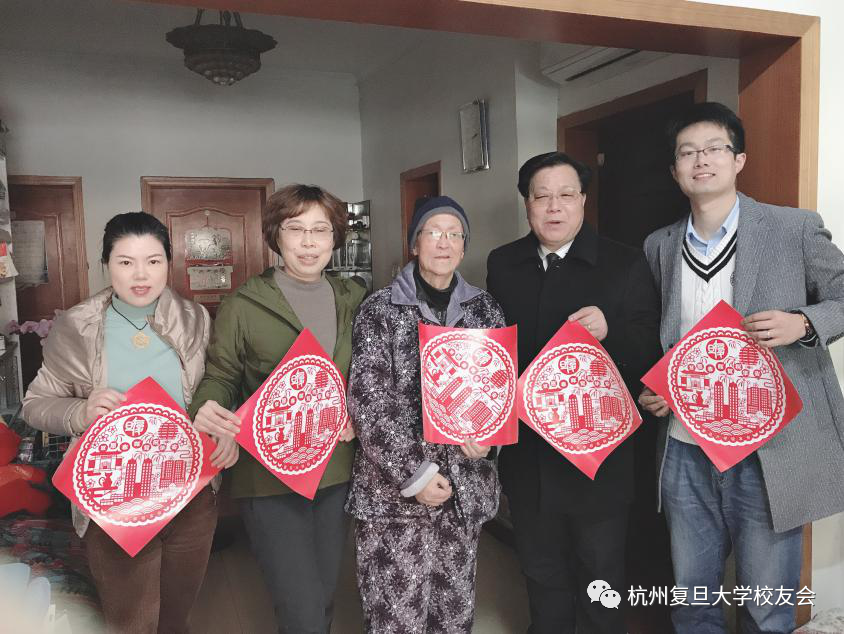 复旦大学生科院柯传奎学长在方会长家中,大家一起微信视频连线张志明