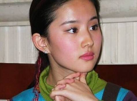 唇边痣代表:李倩 演员李倩的嘴唇边上长了一颗痣,不过好在她的嘴唇薄
