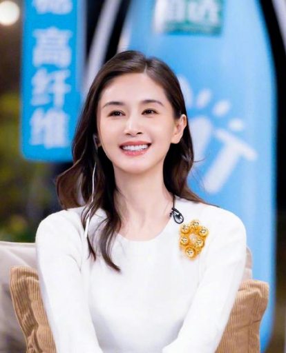 王子文带儿子配眼镜，12岁豆芽身高直逼160cm，主动牵妈妈手，画面十分温馨