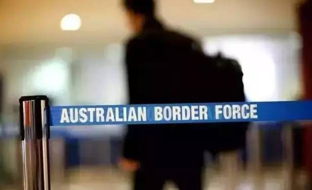 别在澳大利亚机场禁区拍照或打电话，会被罚款甚至要遣返！